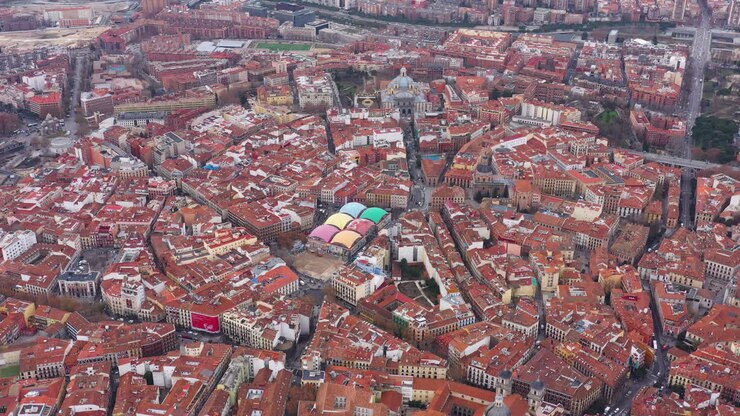 el mercado cubierto de la cebada de madrid, españa, vista aérea