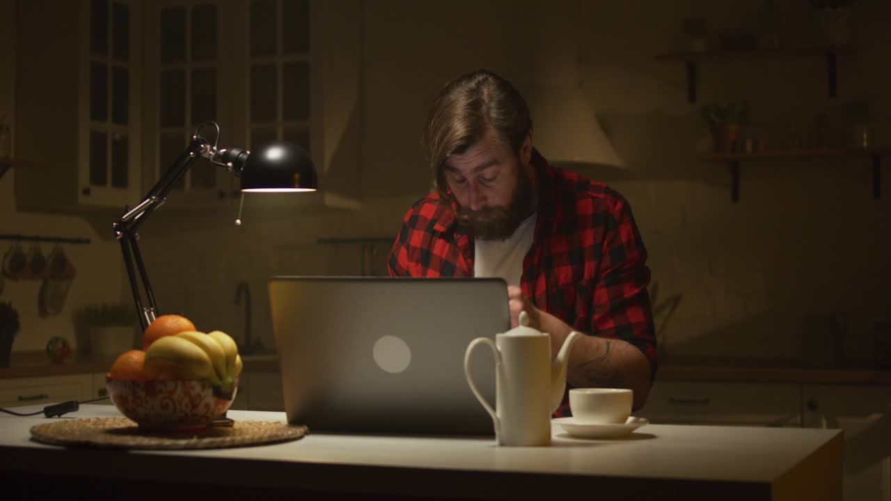 밤 늦게 일 하는 스트레스 를 받는 사람