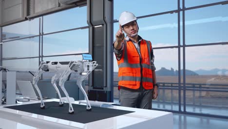 cuerpo lleno de ingeniero masculino asiático con casco de seguridad desaprobando sin señal del dedo índice mientras estaba de pie en una fábrica de alta tecnología, analizando el concepto de máquina robótica