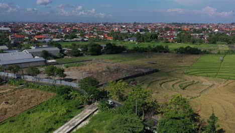 Antena-De-Automóviles-Y-Motocicletas-Conduciendo-Por-Campos-De-Arroz-Quemados-Después-De-Una-Cosecha-En-Bali,-Indonesia