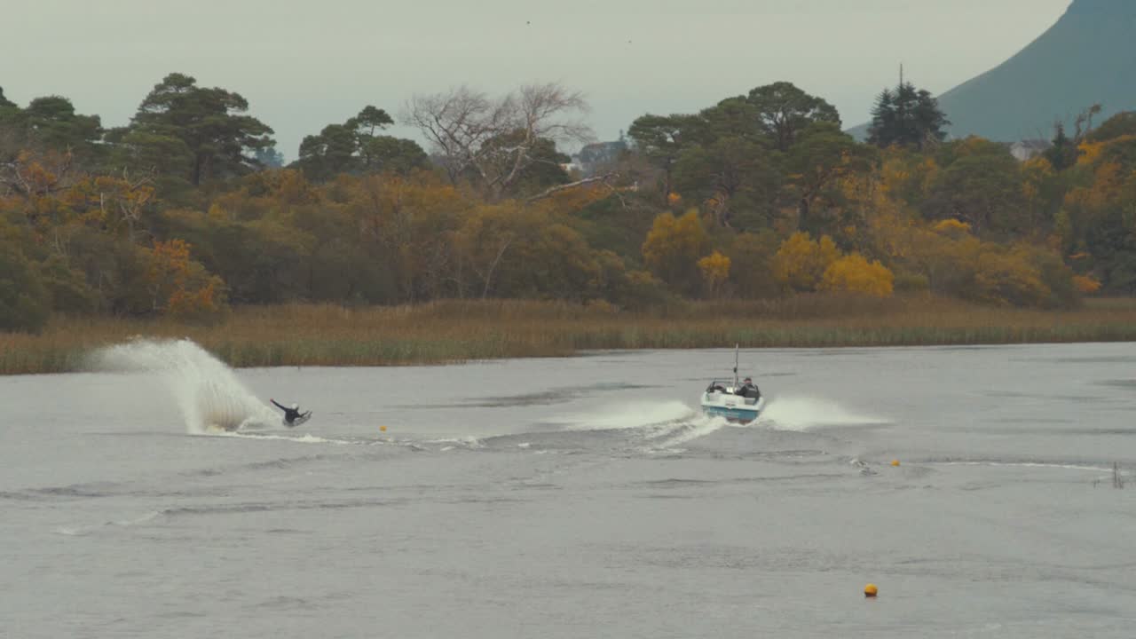 Vandskiløber falder i slowmotion, ekstrem vidvinkeloptagelse