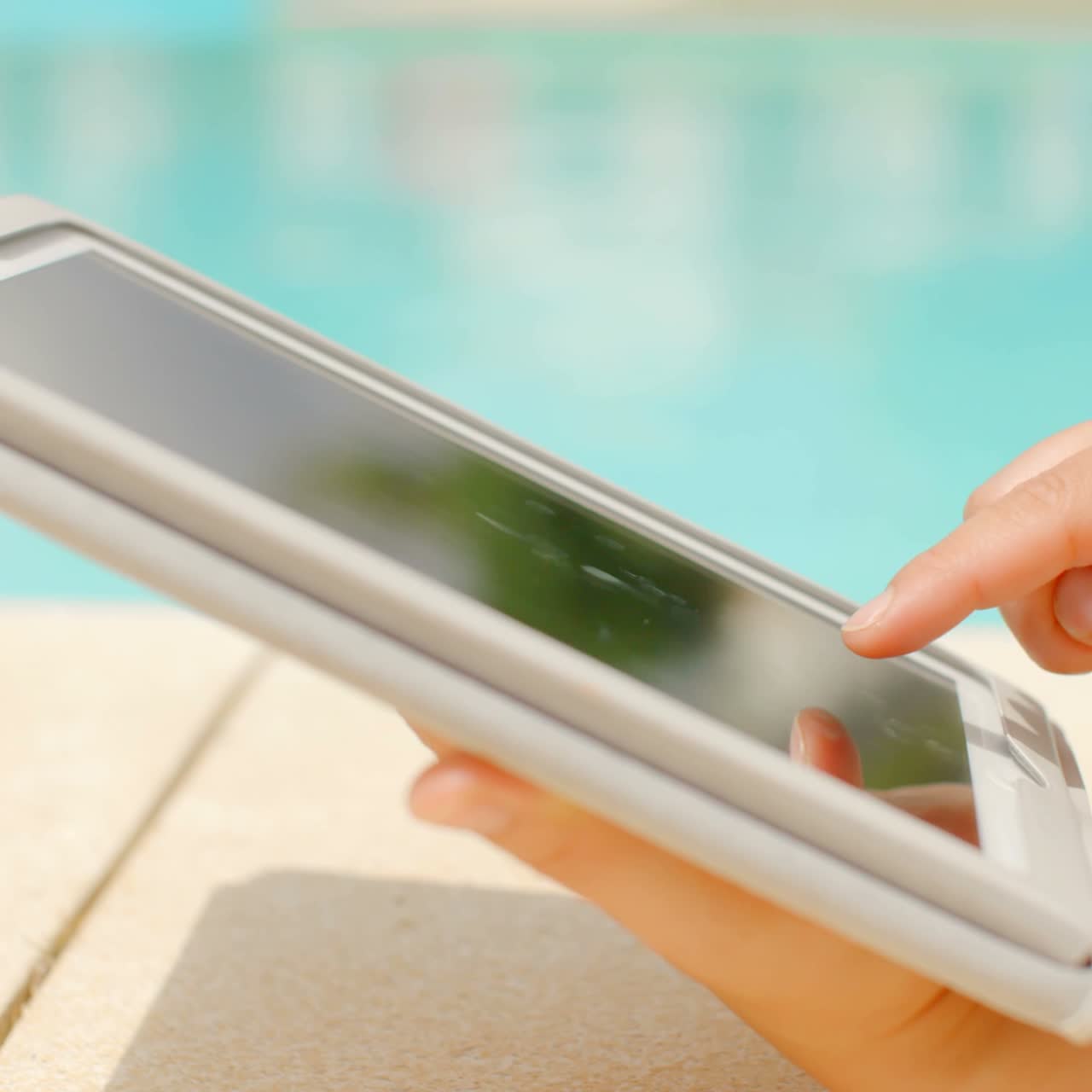 mujer trabajando en un dispositivo de tableta