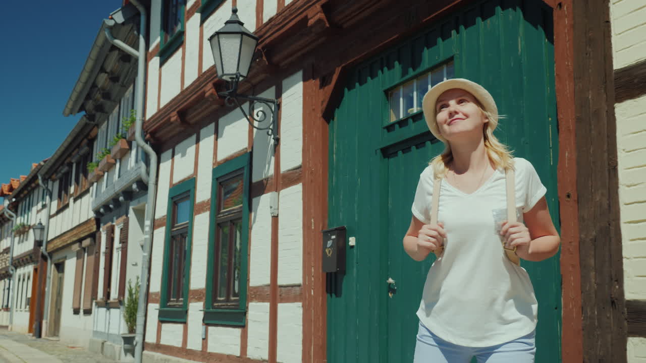 관광객은 오래된 독일 거리를 존경합니다.