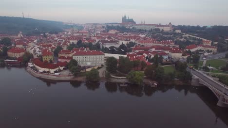 Una-Alta-Antena-Sobre-Praga,-República-Checa-Y-El-Puente-De-Carlos