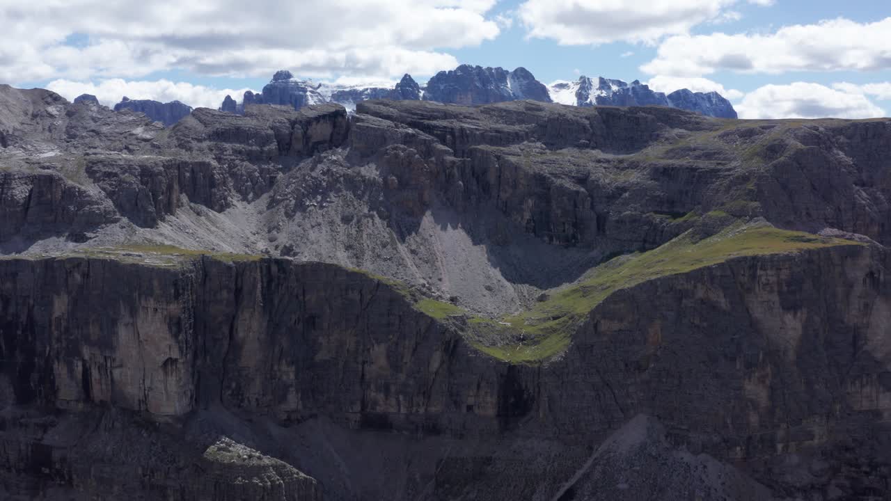 푸에즈 오들레 국립공원과 배경에 눈이 쌓인 셀라 그룹을 보여주는 공중 전진 비행