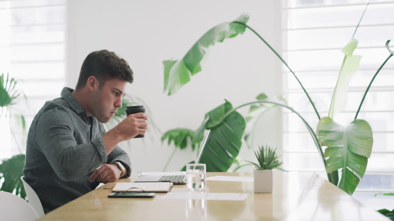 현대적 인 사무실 책상 에서 일 하는 사업가