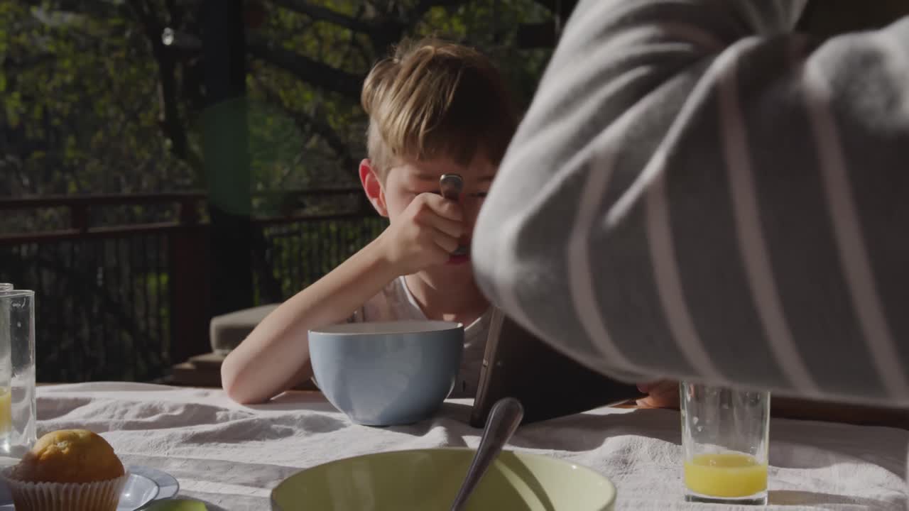 야외 에서 함께 아침 식사를 하는 가족