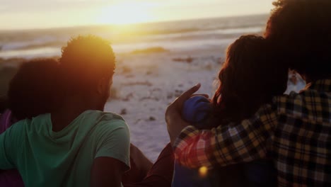 amigos relajándose juntos en la playa 4k