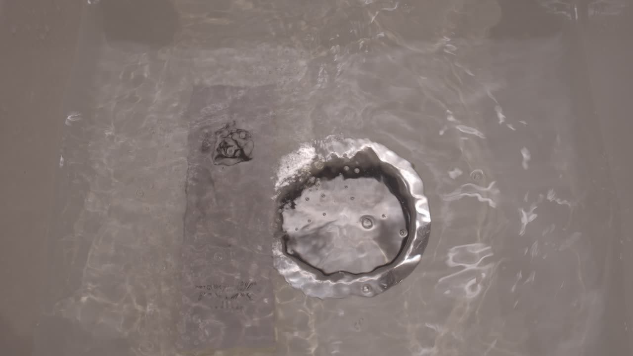 싱크대에 물을 담그기 위해 숫돌을 넣는다.