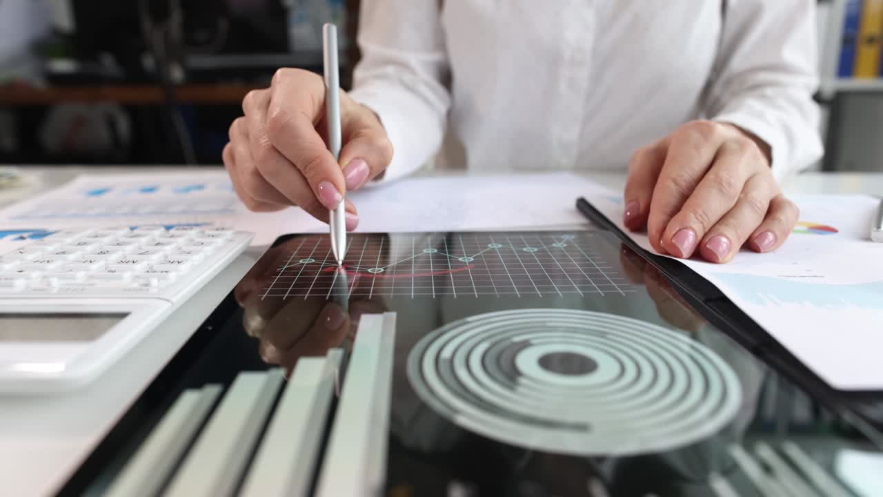 gerente de ventas estudiando el gráfico de crecimiento de ganancias en una tableta digital primer plano película 4k