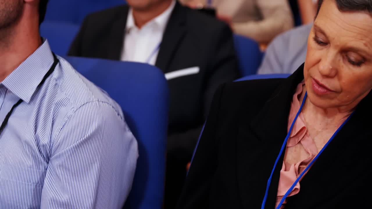 executivos de empresas que participam de uma reunião de negócios