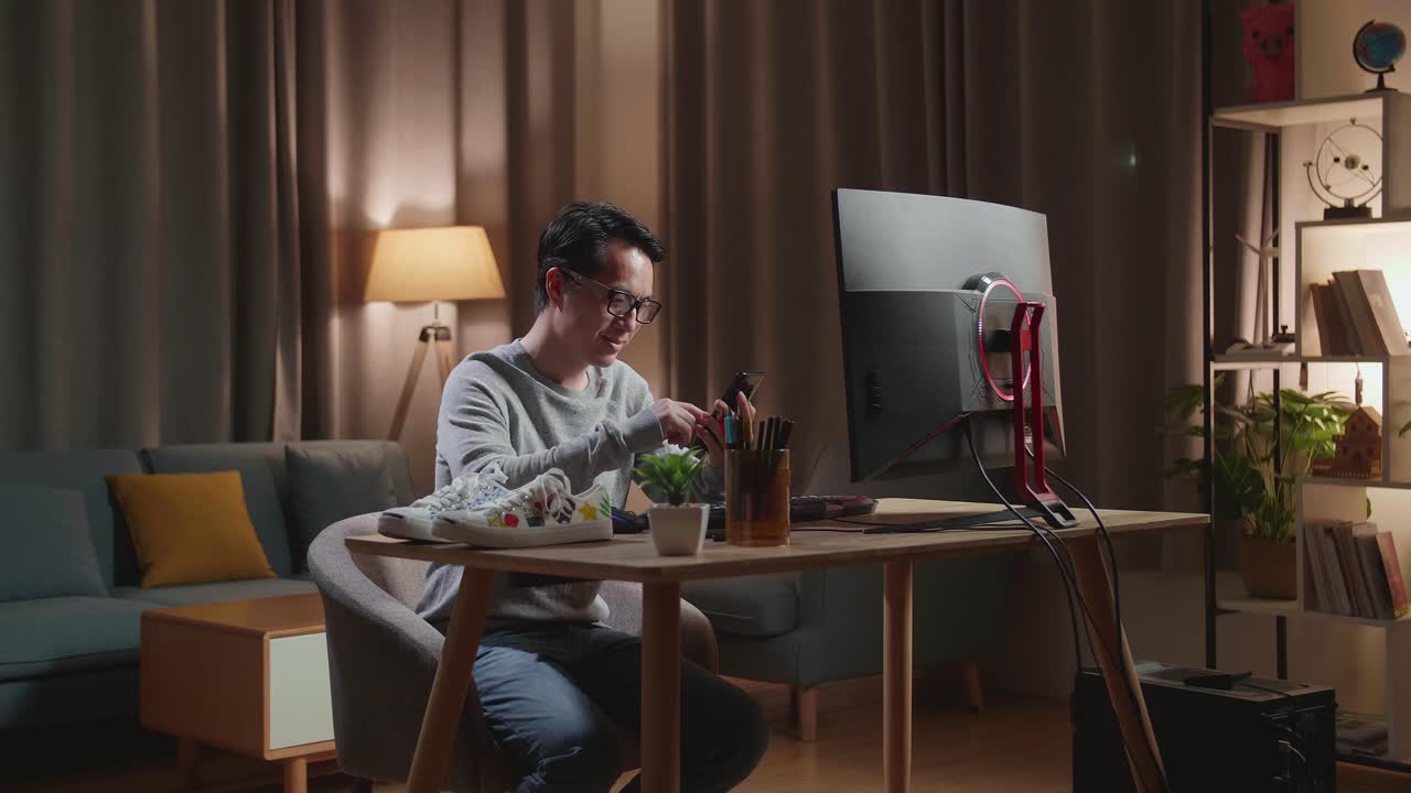 밤에 집에서 일하는 사람