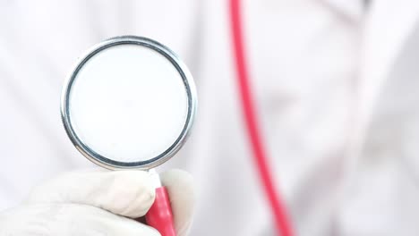 médico con un estetoscopio