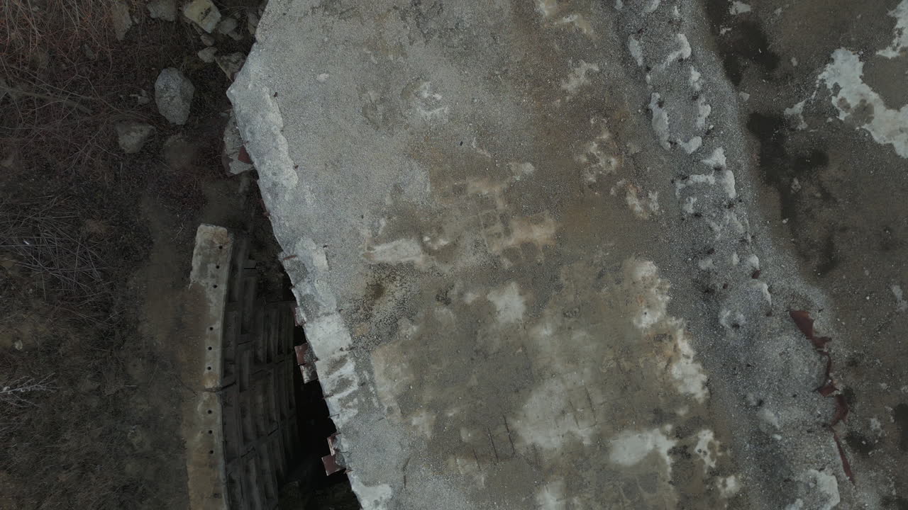 dolly retrospectiva de desenterrar misterios a través de la lente de un avión no tripulado por encima de la superficie del búnker soviético abandonado