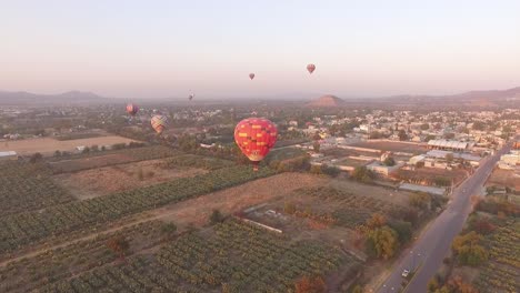 Luftaufnahme-Von-Heißluftballons,-Die-Am-Himmel-Fliegen