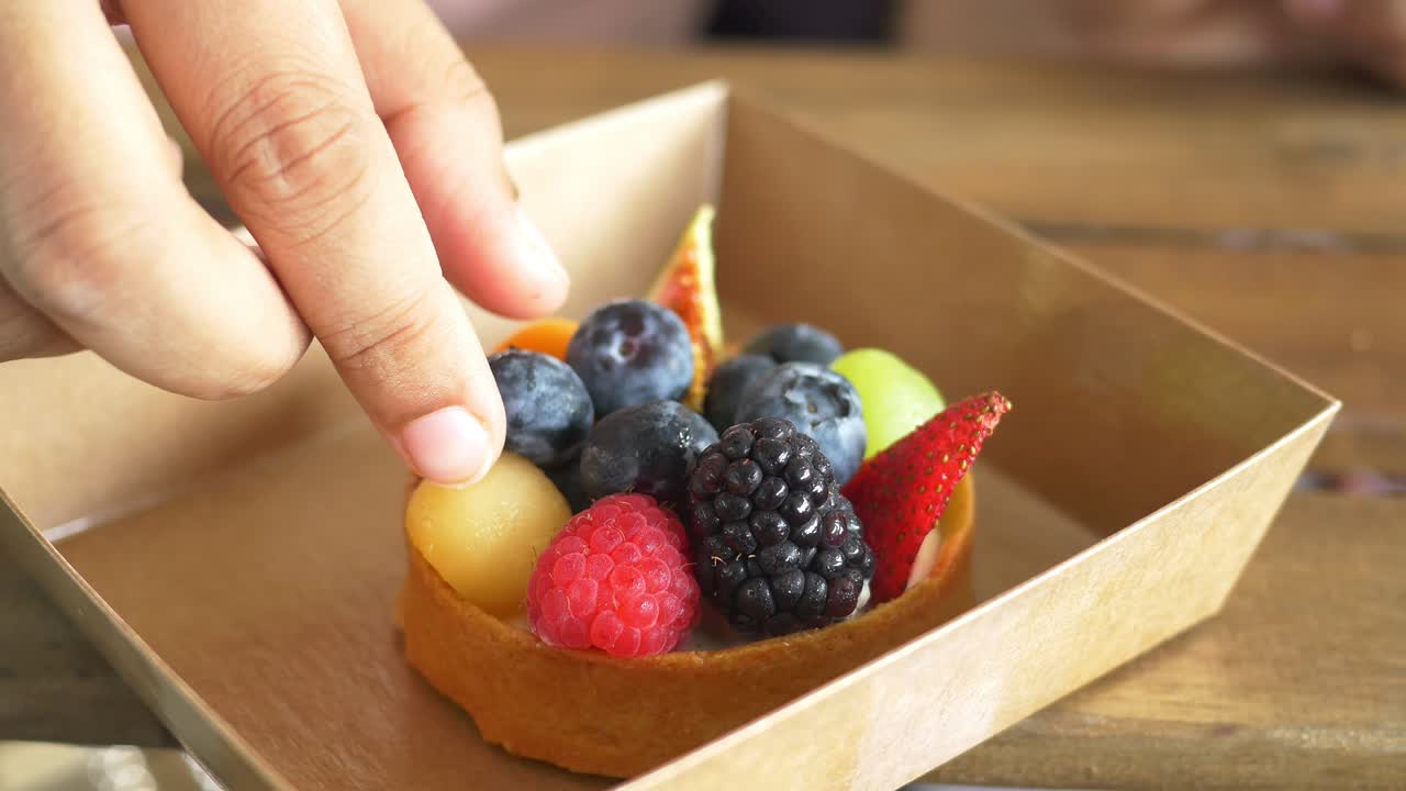 mujeres comiendo tarta de fruta de bayas