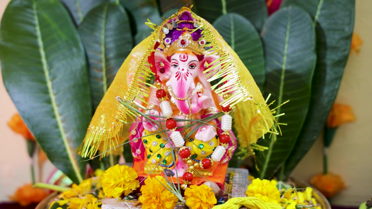 Bellissima murti di Ganesha con decorazioni floreali e allestimento sacro per il culto indù