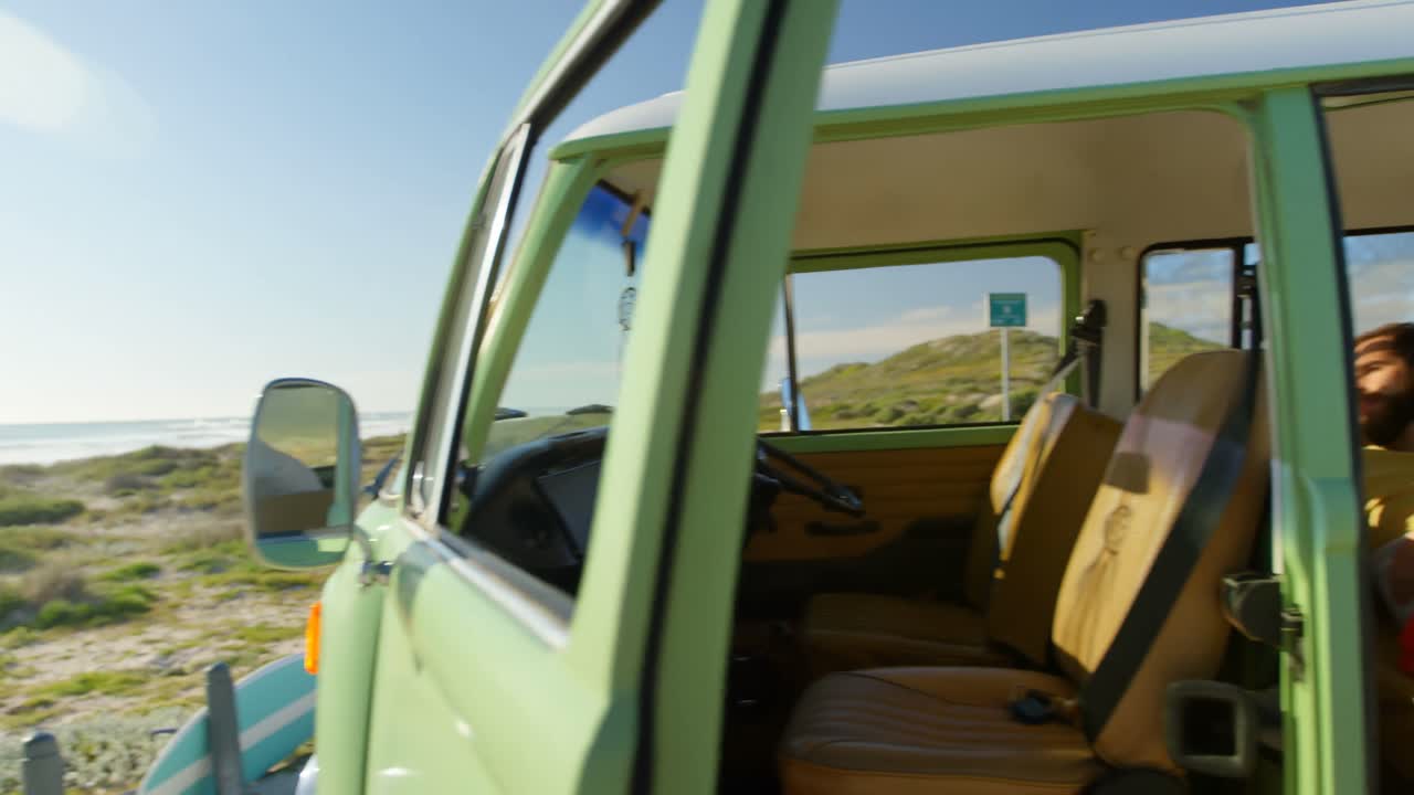 밴 4k에서 휴대폰을 사용하는 커플