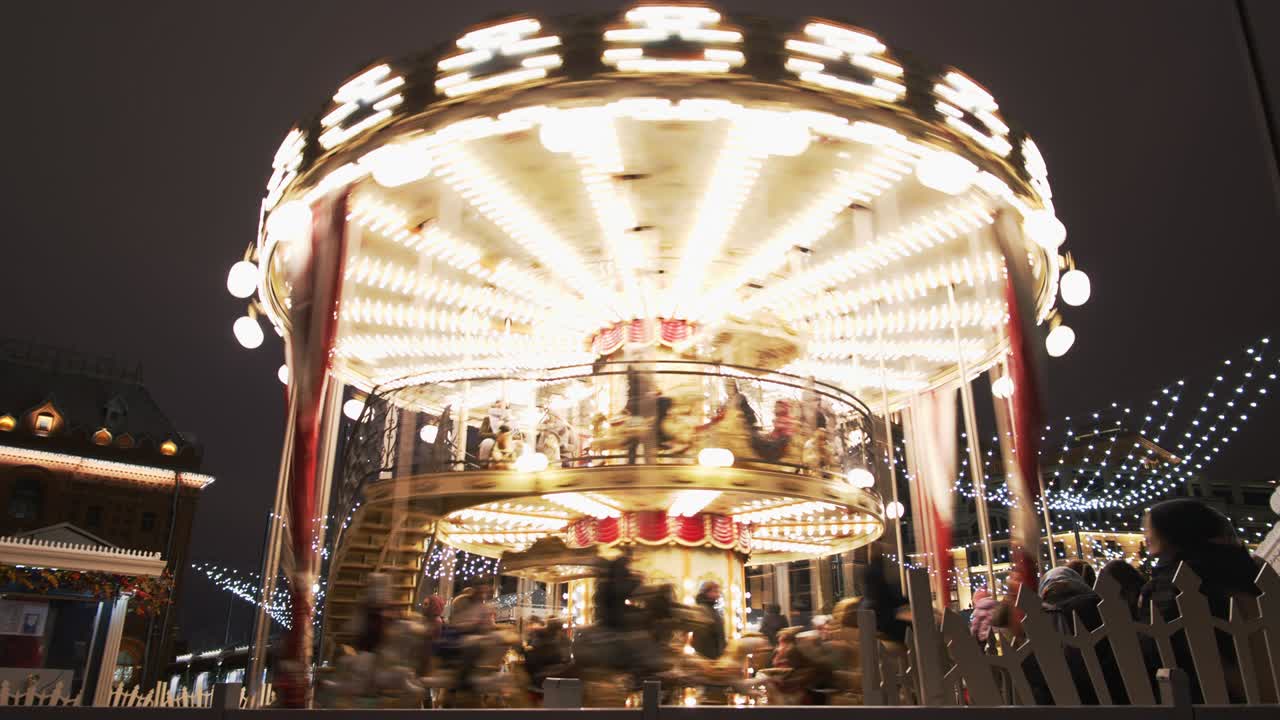 밤에 놀라운 야외 카루셀