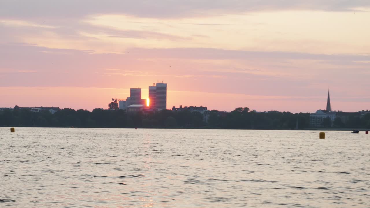 함부르크의 아이언맨 동안 외부 알스터 호수에서 일출의 슬로우 모션 샷