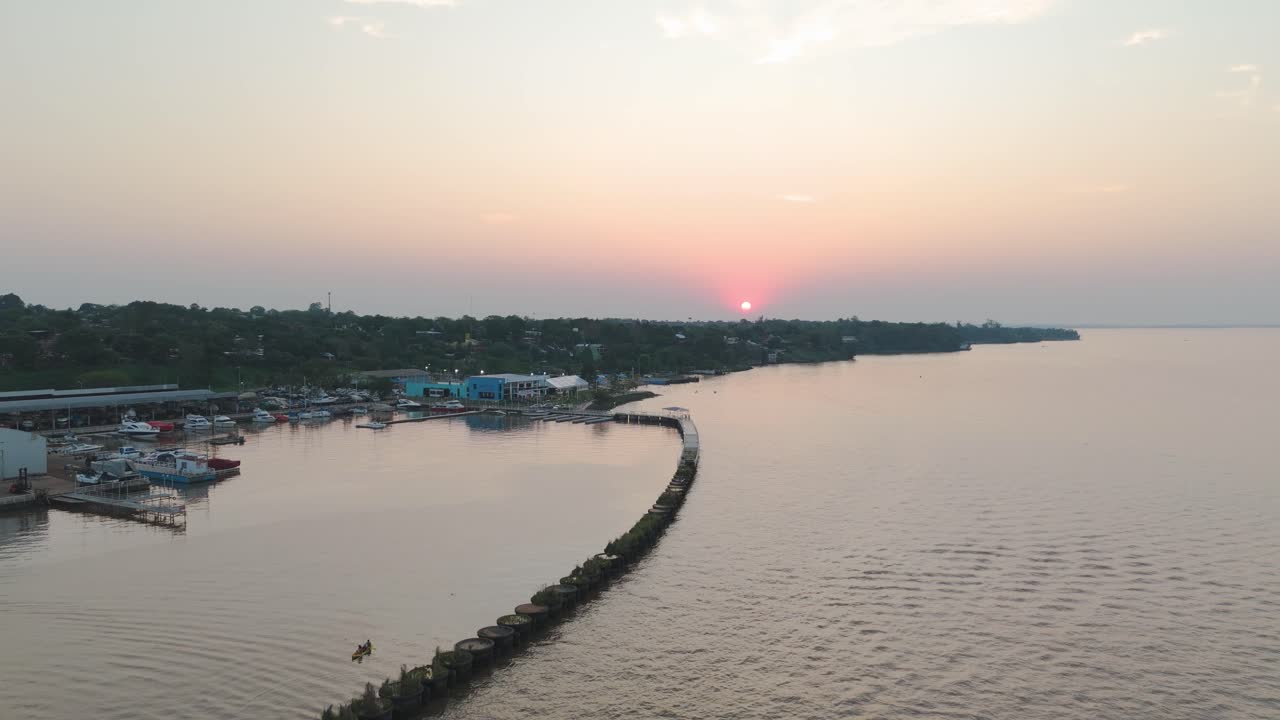 imágenes aéreas sobre el club de yates al anochecer en misiones, posadas, argentina