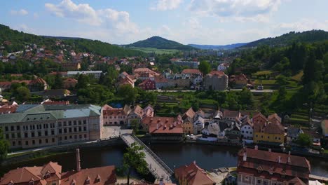 Schöner-Flug-Von-Oben-Aus-Der-Luft,-Tschechische-Republik,-Historische-Moldau-Brücke-In-Cesky-Krumlov-Im-Sommer-2023,-Weltkulturerbe-In-Böhmen