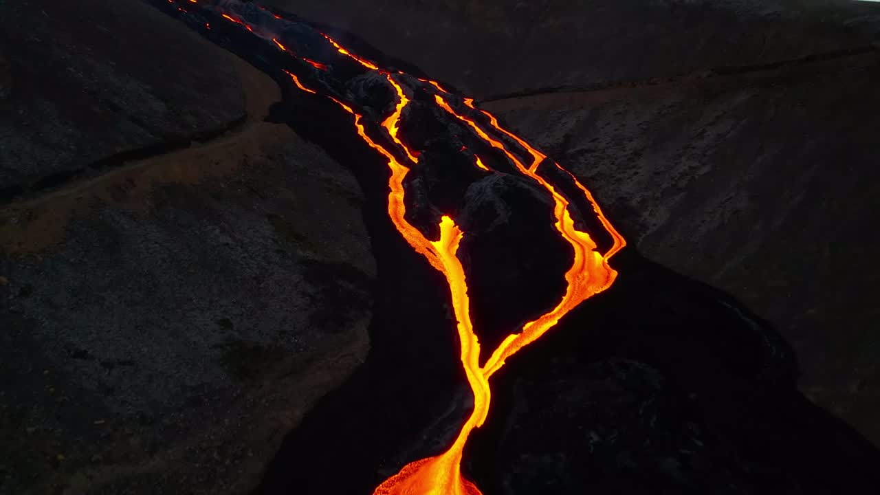 Vista aerea sui fiumi di lava che bloccano il sentiero escursionistico, eruzione in Islanda 2021