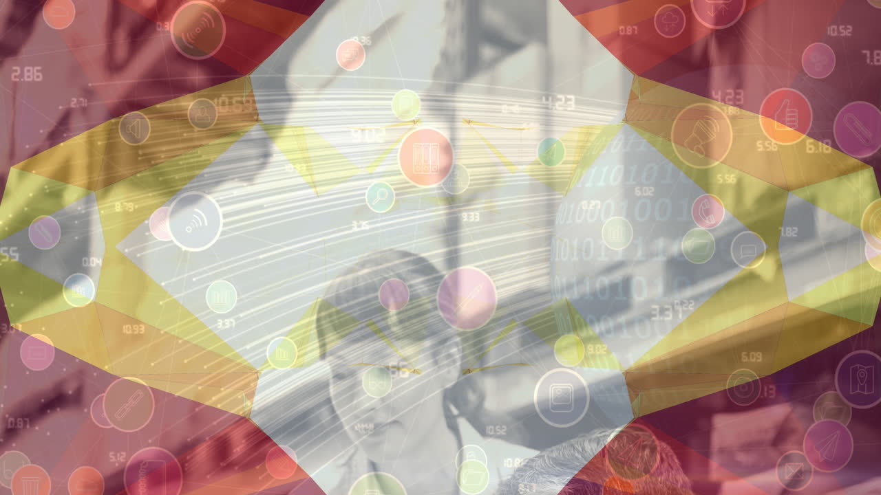 animación de la red de conexiones con iconos digitales sobre la mujer