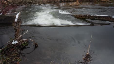 agua que fluye sobre la cascada en el río credit en caledon, lapso de tiempo