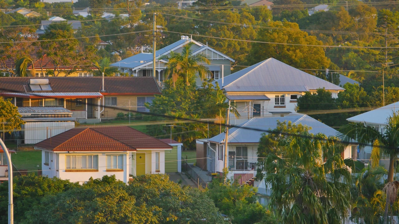 Perumahan suburban dalam cahaya sore di sisi Utara Brisbane, Queensland, Australia.