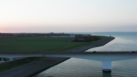 Antenne:-Die-Berühmte-Zeelandbridge-Während-Des-Sonnenuntergangs