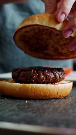 preparando una deliciosa hamburguesa casera