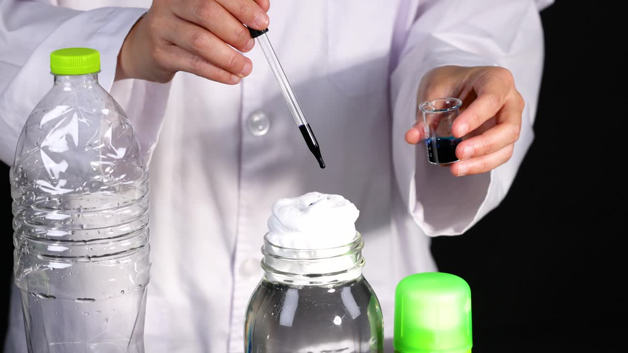 색상 으로 구름 형성 실험 을 시연 하는 것