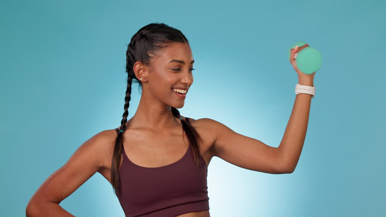 mujer, cara y manivela en el estudio