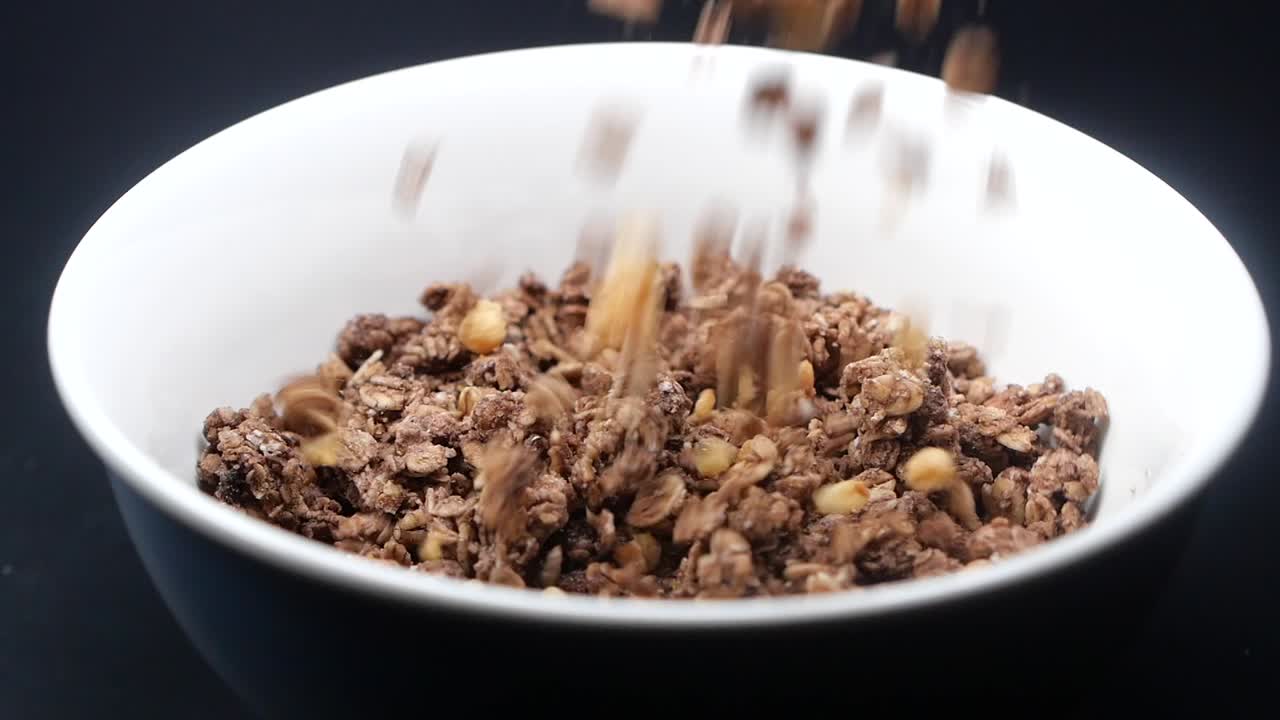 Close-up de uma tigela de granola de chocolate