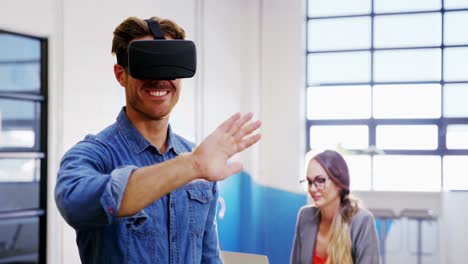 Hombre-De-Negocios-Usando-El-Casco-De-Realidad-Virtual