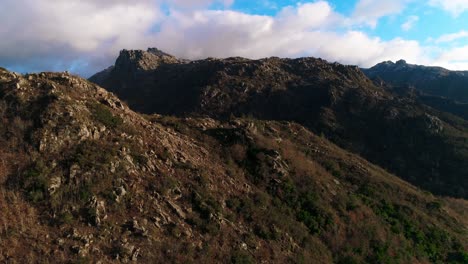 Vista-Aérea-De-Grandes-Montañas