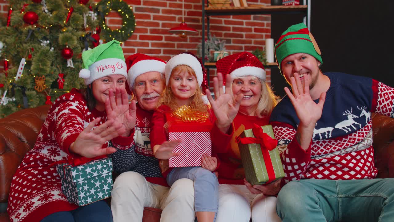 un hombre establece un temporizador en su teléfono móvil tomando un retrato de familia de varias generaciones celebrando navidad