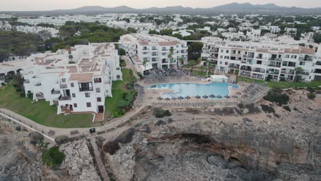 drone volando sobre resort de lujo en mallorca españa