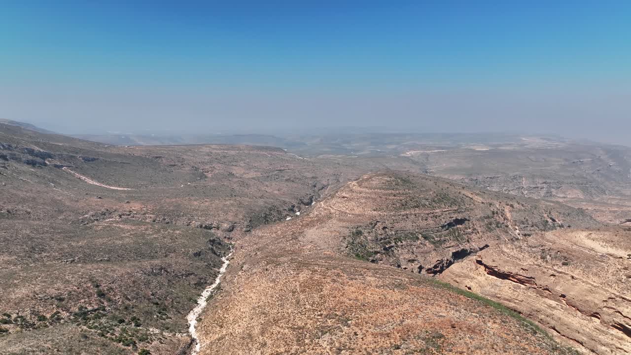 órbita aérea en la meseta de diksam - paisaje de piedra caliza elevada en socotra, yemen