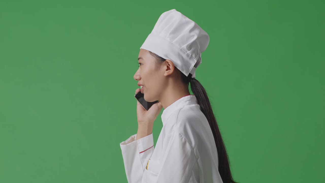 el chef está al teléfono.