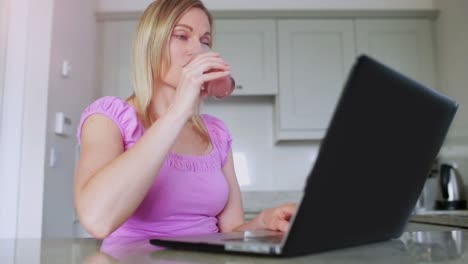 rubia bebiendo jugo de frutas y verduras frescas