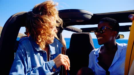 amigas interactuando con cada uno en el coche 4k