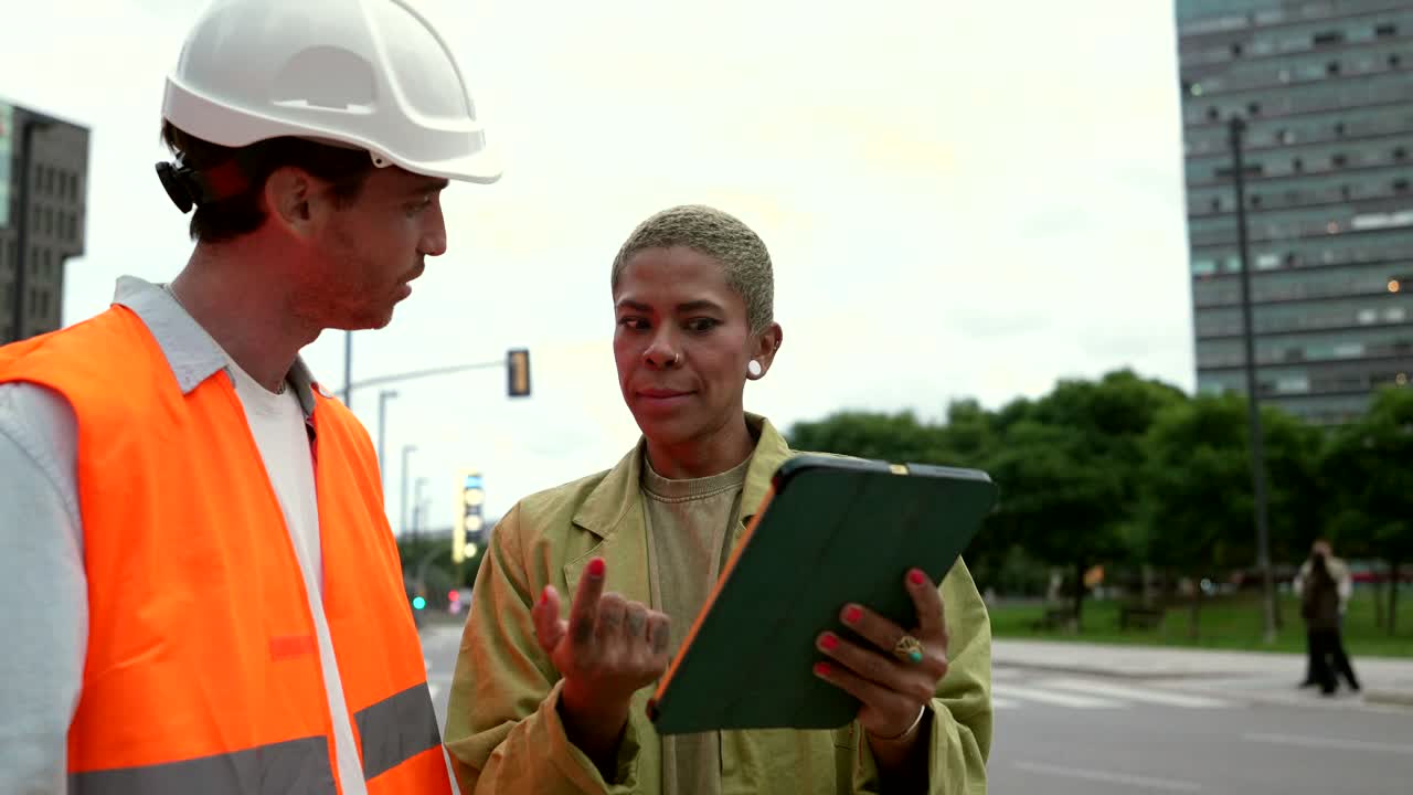 Trabalhadores da construção civil usando um tablet no local