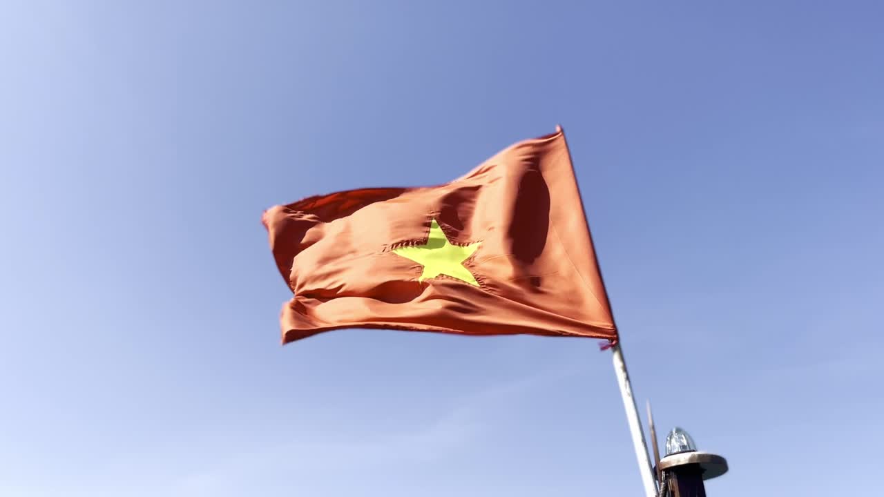 푸른 하늘, 베트남과 바람에 펄럭이는 금색 별이 있는 붉은 깃발