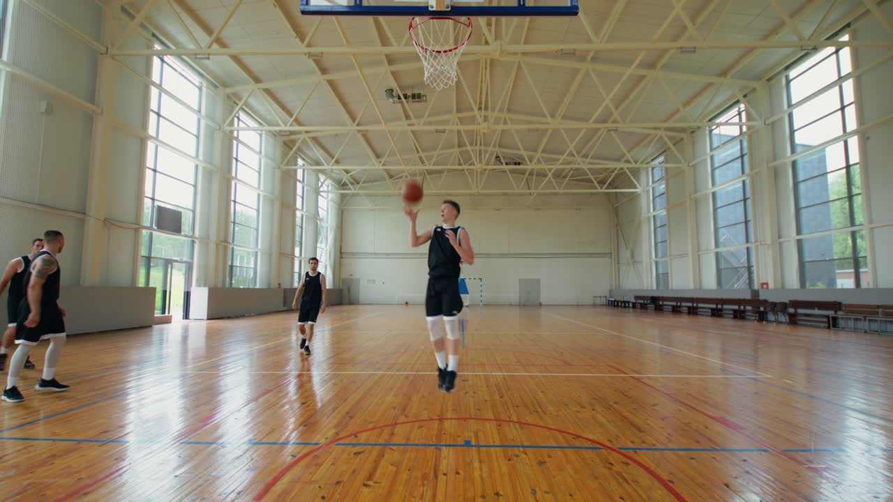 Giocatori di basket che si allenano in palestra