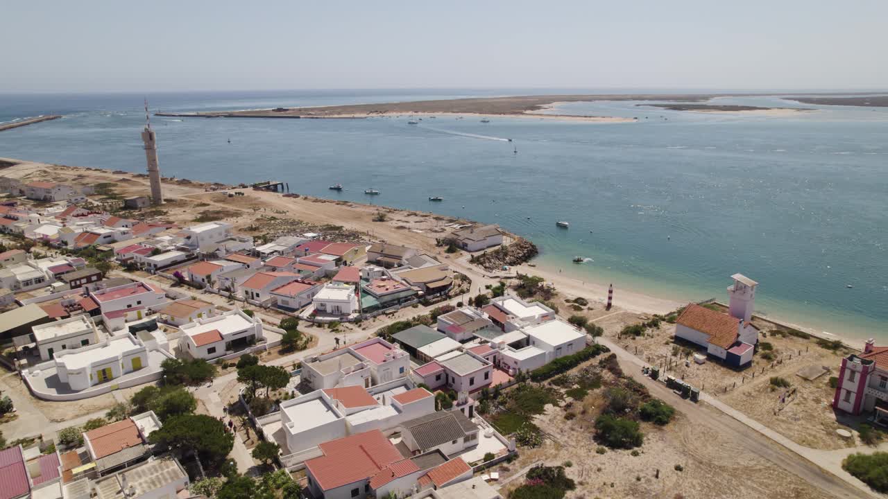 isla de farol, olhão, portugal, con casas costeras y aguas azules claras, vista aérea