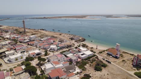 Insel-Farol,-Olhão,-Portugal,-Mit-Küstenhäusern-Und-Klarem,-Blauem-Wasser,-Luftaufnahme