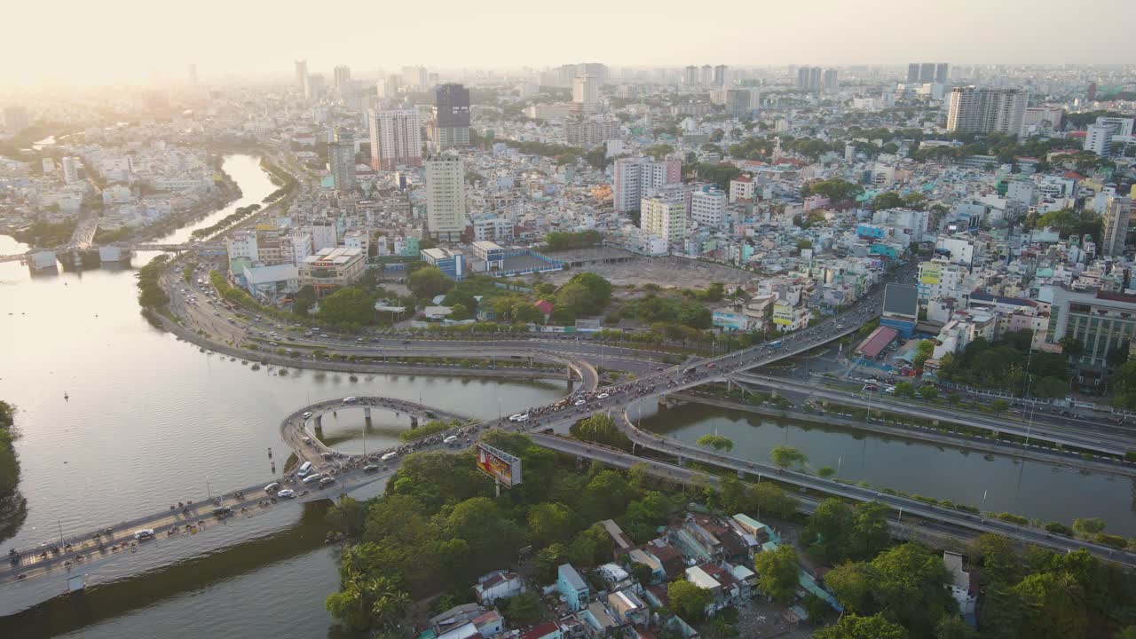 el camino junto al río en la tarde del atardecer en la ciudad de ho chi minh