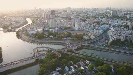 El-Camino-Junto-Al-Río-En-La-Tarde-Del-Atardecer-En-La-Ciudad-De-Ho-Chi-Minh